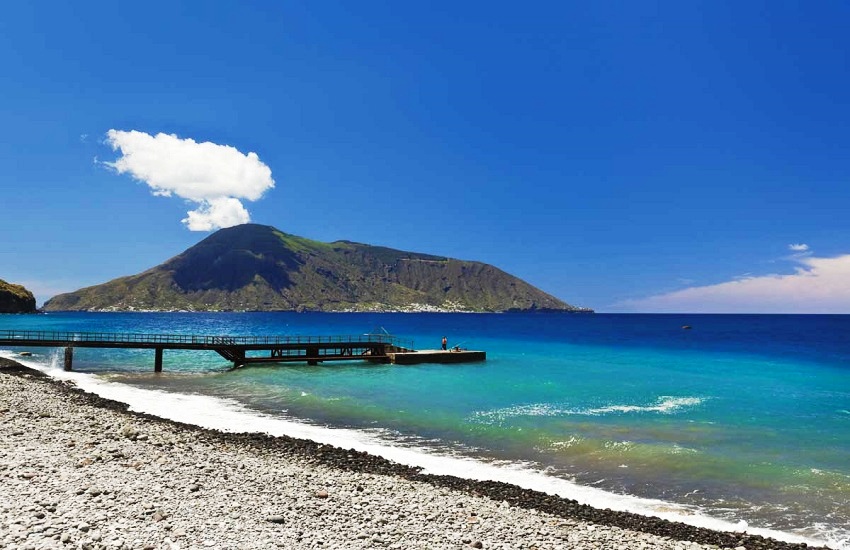 Spiaggia-di-canneto-isole-eolie